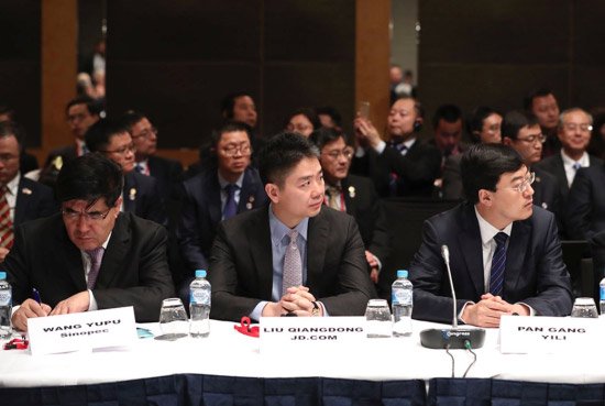 京东集团首席执行官刘强东(左二)出席中澳企业CEO圆桌会议