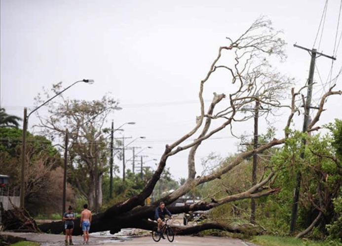 近年来最强热带气旋将登陆 昆士兰严阵以待 飓风“雅斯”(Yasi)造成破坏