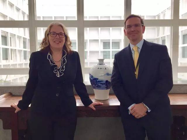 顾磊杰出任澳大利亚贸易投资委员会中国总经理 澳大利亚驻华大使安思捷(Jan Adams)与澳贸委新任中国总经理顾磊杰(Richard Coote)