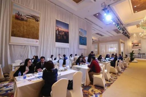 买家与卖家相谈甚欢