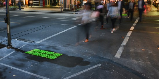 “低头族”福音 墨尔本试点人行道路面信号灯