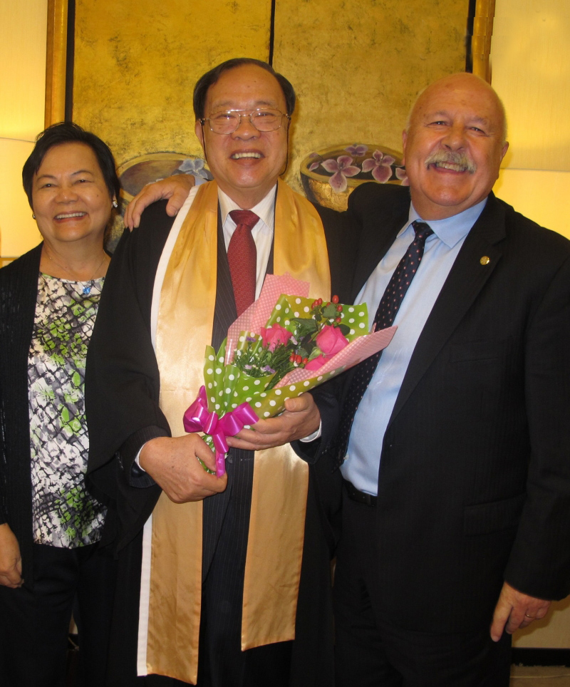 澳大学文凭“迟了”45年 74岁企业家如愿“毕业”