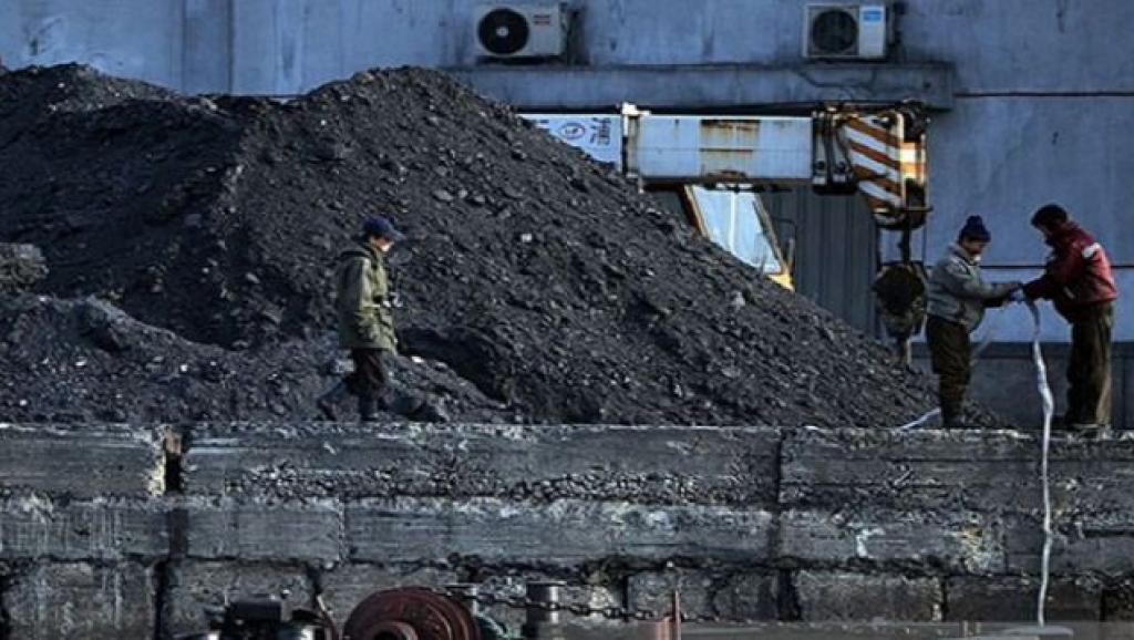 朝鲜出口中国煤炭遭拒绝货运船队原装返国 图为朝鲜煤炭码头装运照片