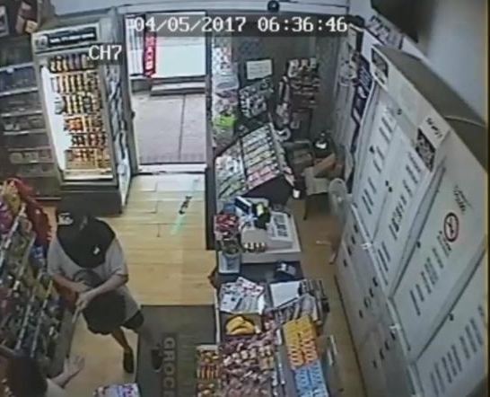 昆士兰杂货店遇劫  52岁女店主挥杆击退贼人