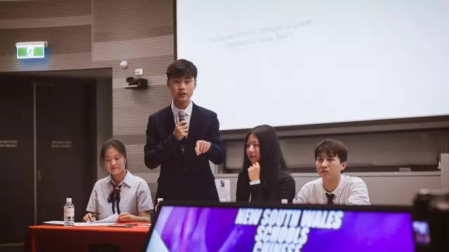 胡丰豪获“信为杯”新州中学华语辩论赛最佳辩手称号 亚军队伍辩手胡丰豪(左二)获得“全程最佳辩手”称号