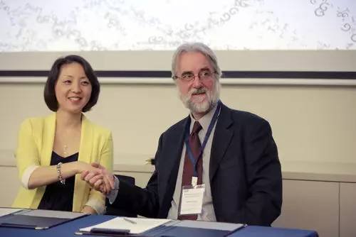 “澳洲华大”总经理杨碧澄与墨尔本大学兽医学院研究主任罗宾·加瑟