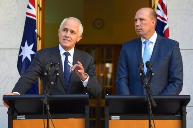 澳大利亚总理特恩布尔(左)与内政部长彼得·达顿(Peter Dutton)