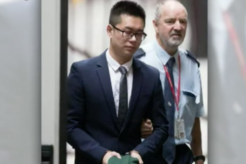 主犯万胜亮(Shengliang Wan 音译)在庭审现场