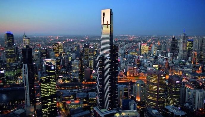 位于南岸(Southbank)的尤里卡楼(Eureka Tower)是目前墨尔本第一高楼