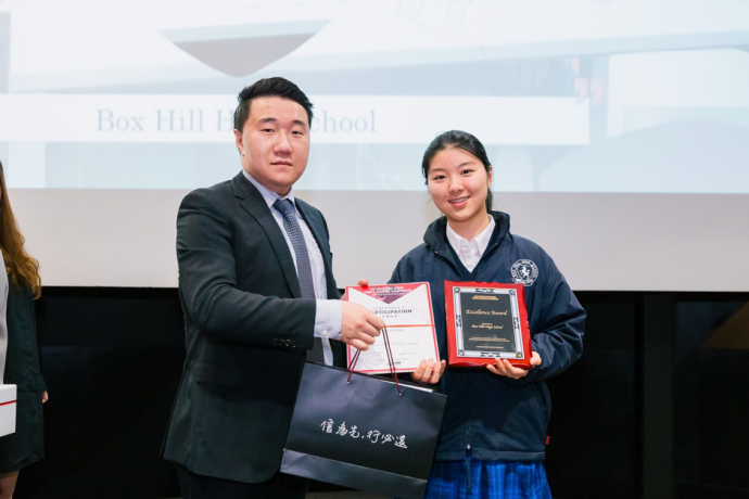 明德集团董事长王铭圣为参赛学生颁奖