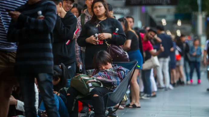 节礼日(Boxing Day)在商场外等候开门的购物人群