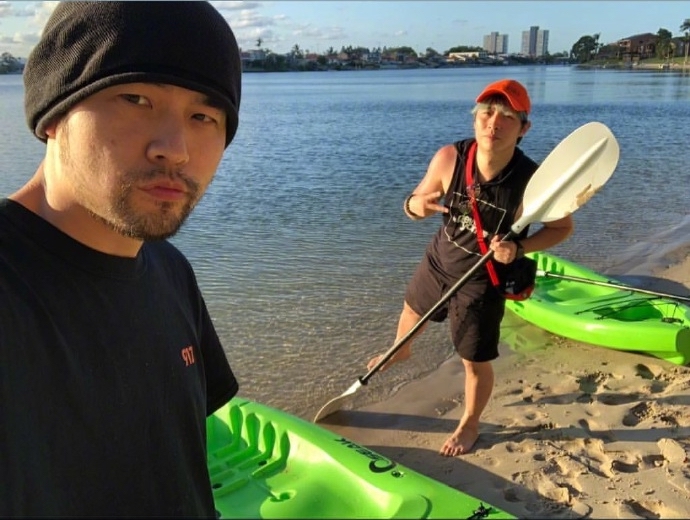 周杰伦黄金海岸与好友戏水 晒夫妻观焰火甜蜜背影 周杰伦黄金海岸与好友戏水 晒夫妻观焰火甜蜜背影