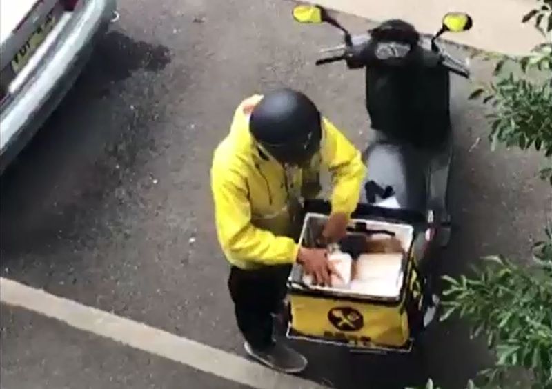 澳媒曝光知名华人外卖公司EASI送餐员偷吃顾客食物