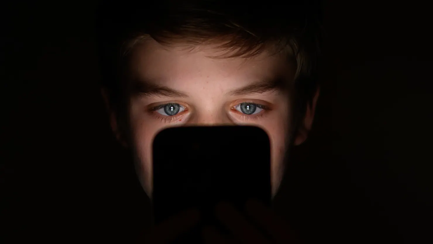 网络色情内容在澳洲引发成瘾问题,专家呼吁重视 多数人首次接触色情内容无意的,1/3的澳大利亚人接触时还未满 13 岁。(图:Getty)