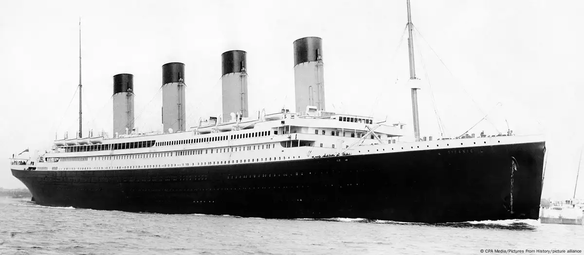 1912年4月，泰坦尼克号在处女航中沉没，造成 1,500多人丧生。