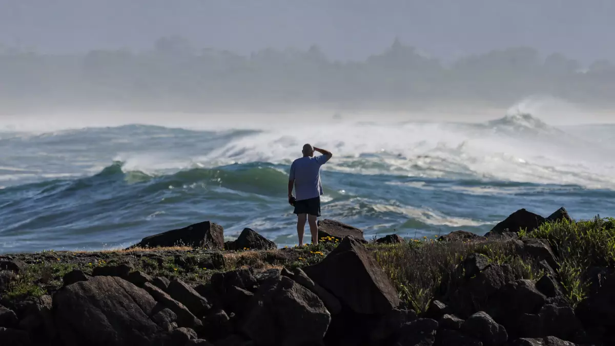 复活节长周末多地发生溺水悲剧 至少五人遇难两人失踪 一名男子在卧龙岗海岸线观望巨浪,拍摄于4月18日(图:Adam McLean)